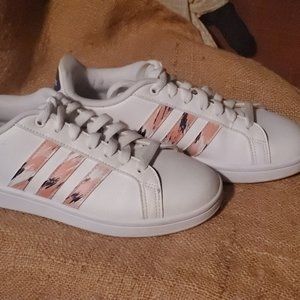 ADIDAS SIZE US 7 NWOT